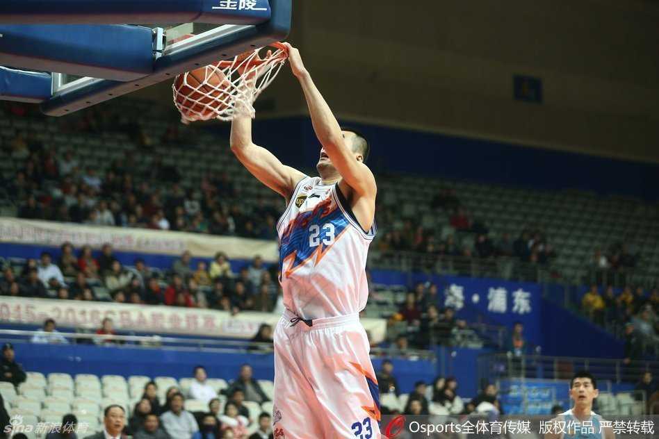 CBA烽火再燃:外援尖刀对决与本土悍将的蓝领赞歌 富兰克林如重型坦克一般加速突破,防守球员只能侧身追赶。