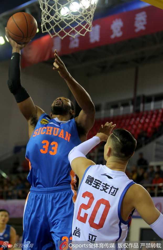 CBA烽火再燃:外援尖刀对决与本土悍将的蓝领赞歌 余晨在长人丛中奋力起跳,伸出长臂将篮板球揽入怀中。