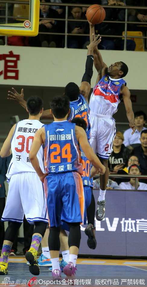 CBA烽火再燃:外援尖刀对决与本土悍将的蓝领赞歌 哈达迪在双人包夹下依然高举高打,利用身高优势勾手投篮。
