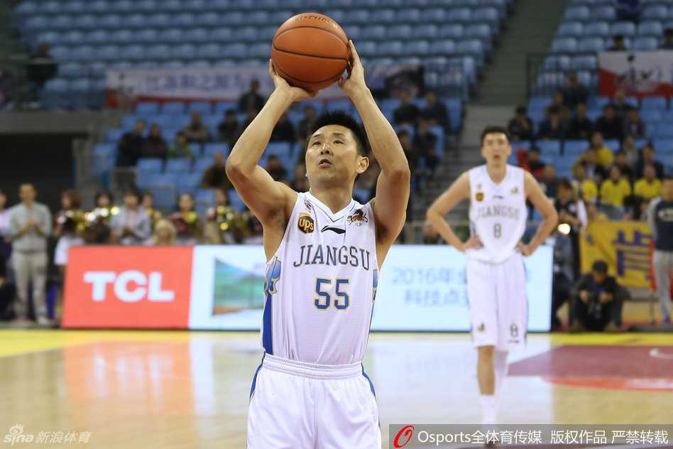 青岛外援琼斯如利刃出鞘，运球突破防线，速度之快让防守者望尘莫及