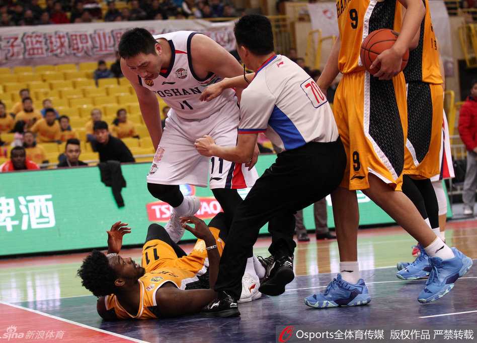 唐正东情绪失控后怒目圆睁，手指着倒在地上的对手咆哮，裁判赶忙伸手阻拦，这一插曲成为上半场最火爆的瞬间。