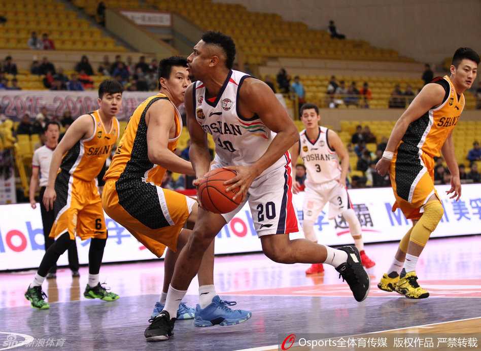 裁判员奋力张开双臂隔开冲突双方，经验丰富的他第一时间按住唐正东，避免事态恶化，身后山西球员葛昭宝神情严峻。