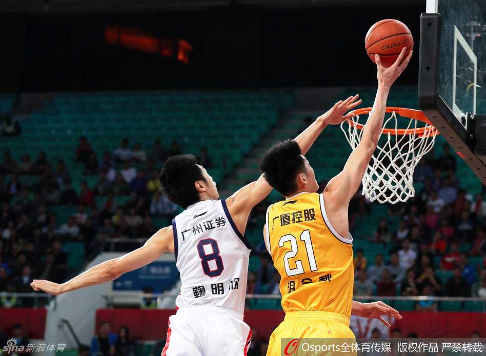 上海队的刘晓宇运球快速推进，面对八一队的防守球员，他身形灵动，正准备变向突破对方防线。