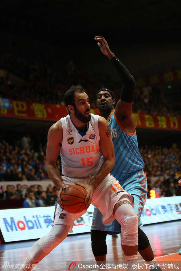 孟达无球跑动后接球急停，在罚球线位置高高跃起，手腕柔和拨球完成潇洒中距离跳投