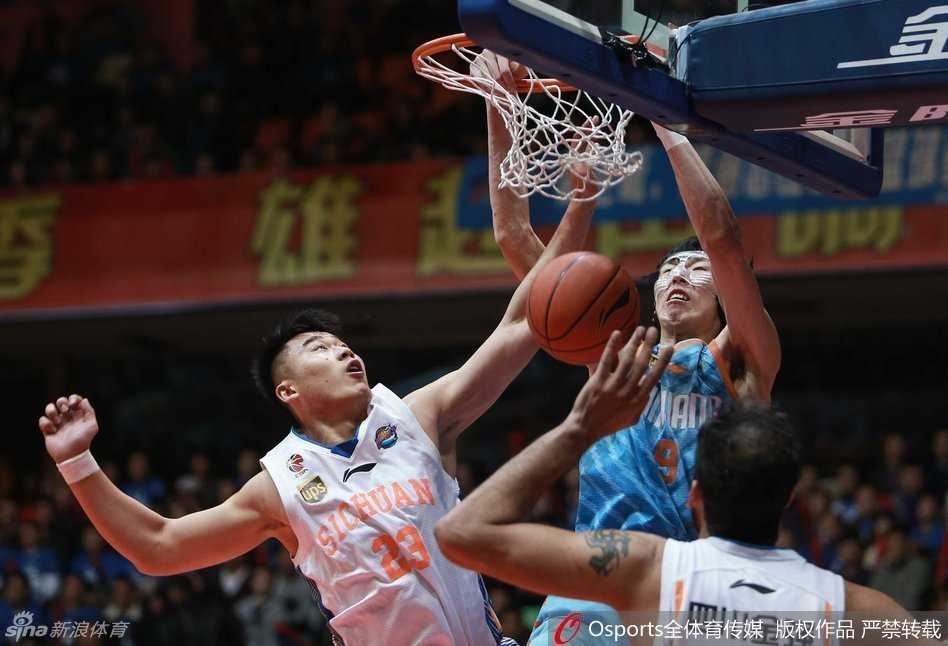 哈达迪背身单打周琦，利用厚实的身板强行拱入禁区，准备施展标志性的转身勾手