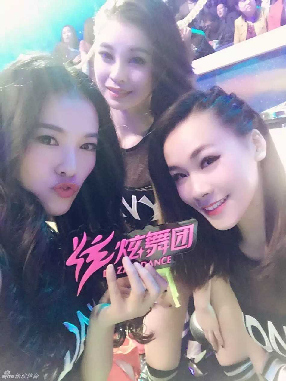 即将登台的晓华在后台自信自拍，阳光肤色映衬下的事业线格外迷人，眼神中充满对舞台的期待