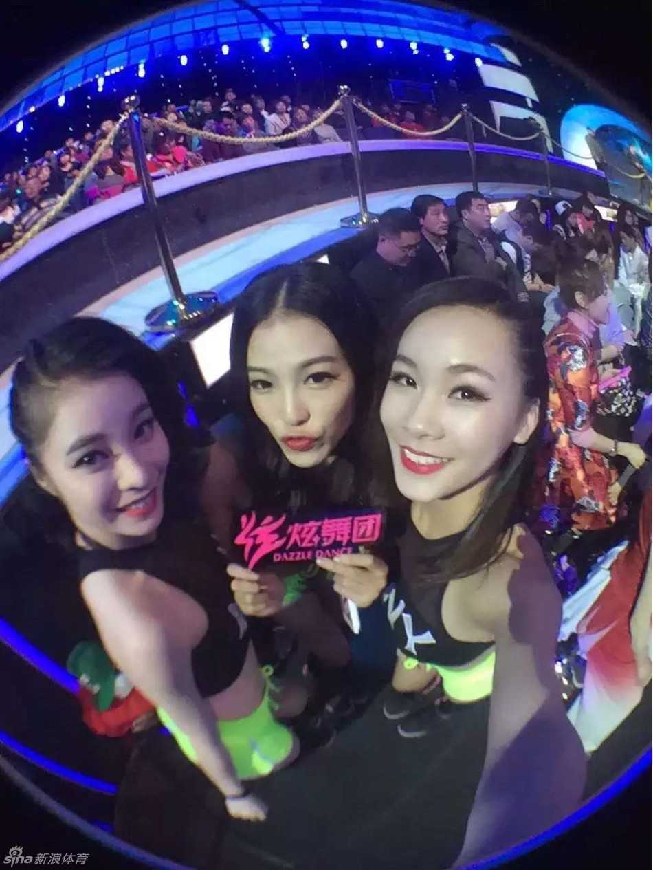 晓华身着性感装束在台下自拍，准备上场的她以别致发型和灿烂笑容向观众致意，仿佛在大声宣告：跟着我的节奏！