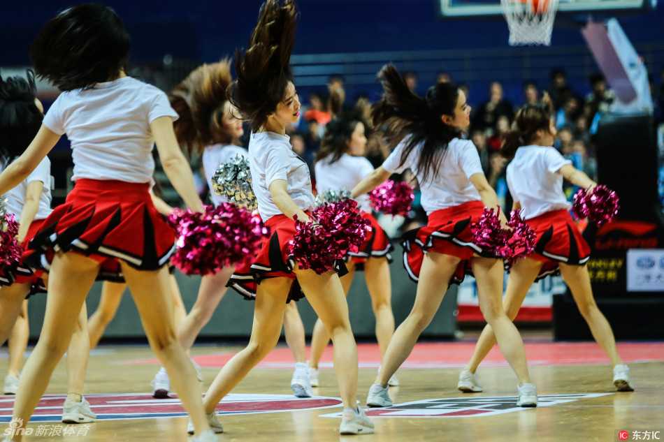 CBA赛场上的动感风景线:啦啦队宝贝演绎热辣与风情的交响曲 伴随着火热助威的声浪,宝贝们集体热舞,动作整齐划一,长腿在聚光灯下交织成一片迷人的光影,将赛场气氛推向高潮