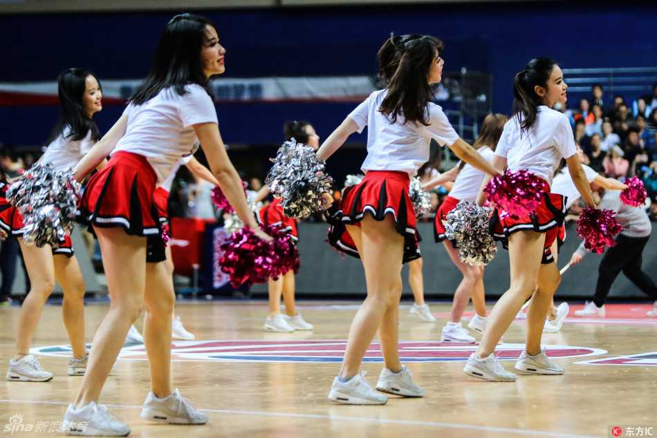 CBA赛场上的动感风景线:啦啦队宝贝演绎热辣与风情的交响曲 赛场中央,宝贝展现出俏皮宝贝的一面,灵动的眼神配合利落的舞蹈动作,身姿在灯光下格外艳丽,每一个回眸都充满青春感染力