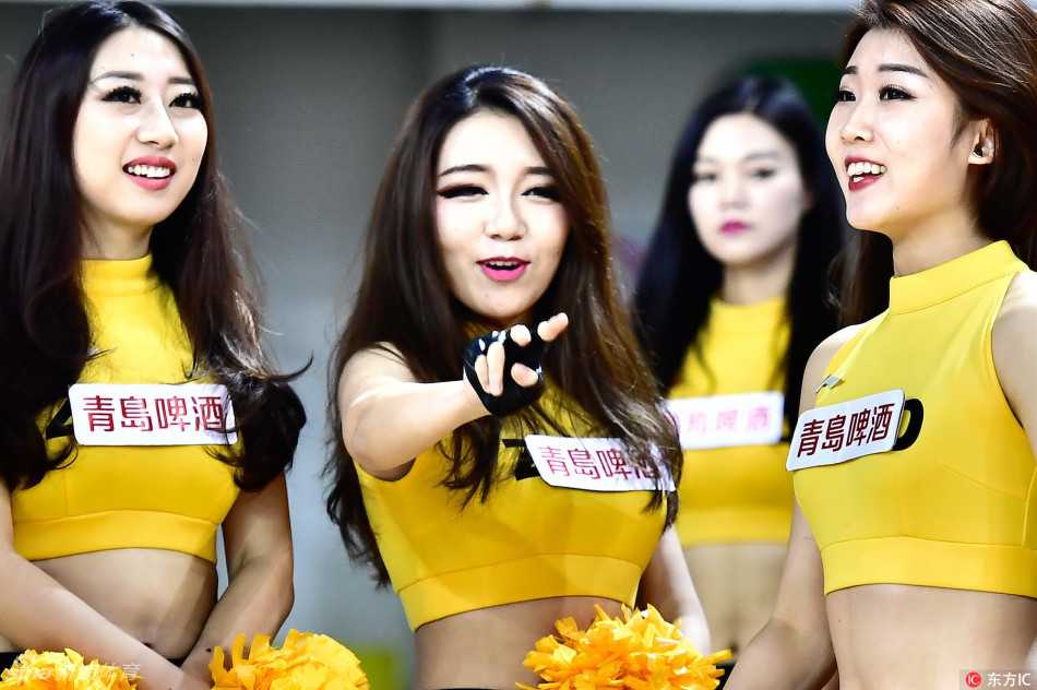 CBA赛场上的动感风景线:啦啦队宝贝演绎热辣与风情的交响曲 啦啦队宝贝身穿剪裁利落的性感小西装,内搭运动抹胸,动感造型中透出俏皮干练,修长长腿随着音乐节奏轻盈点地,瞬间点燃全场视线