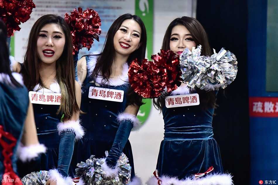 CBA赛场上的动感风景线:啦啦队宝贝演绎热辣与风情的交响曲 宝贝们集体亮相,修长身姿成为赛场焦点,热辣舞蹈配合动感情节,将整个夜晚的激情凝聚于此,展现出CBA啦啦队独有的青春魅力