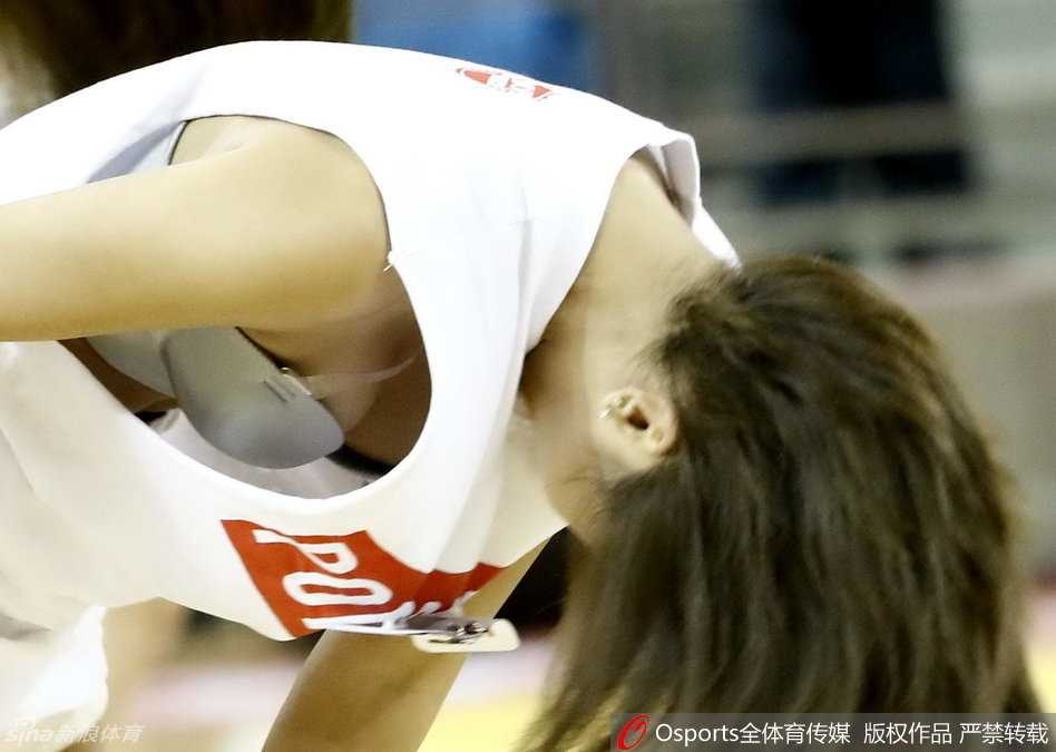 CBA赛场上的活力之花:篮球宝贝的汗水与风采 中场休息时刻,江苏队的篮球宝贝在场地中央站成一排,随着音乐的节拍轻轻律动,裙摆随风摇曳,勾勒出一幅充满青春气息的美丽画卷。