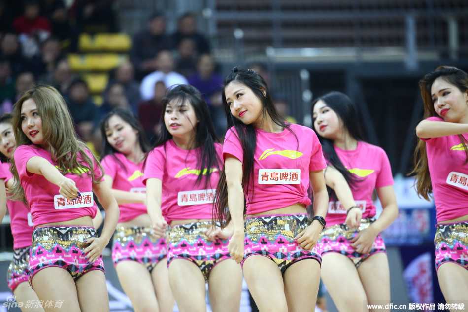 灯光聚焦下，篮球宝贝们摆出帅气 ending pose，自信的眼神与现场氛围融为一体