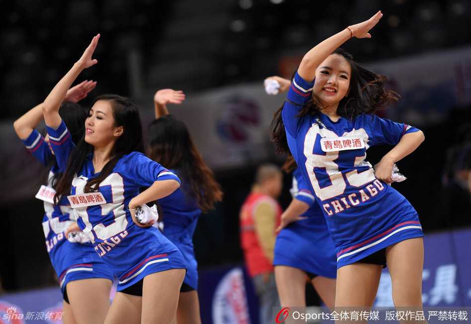 俏皮可爱的啦啦队女孩嘟嘴卖萌，黑色底裤衬托出白皙的长腿，在活泼可人的表情管理中依然保持着专业舞者的优美姿态