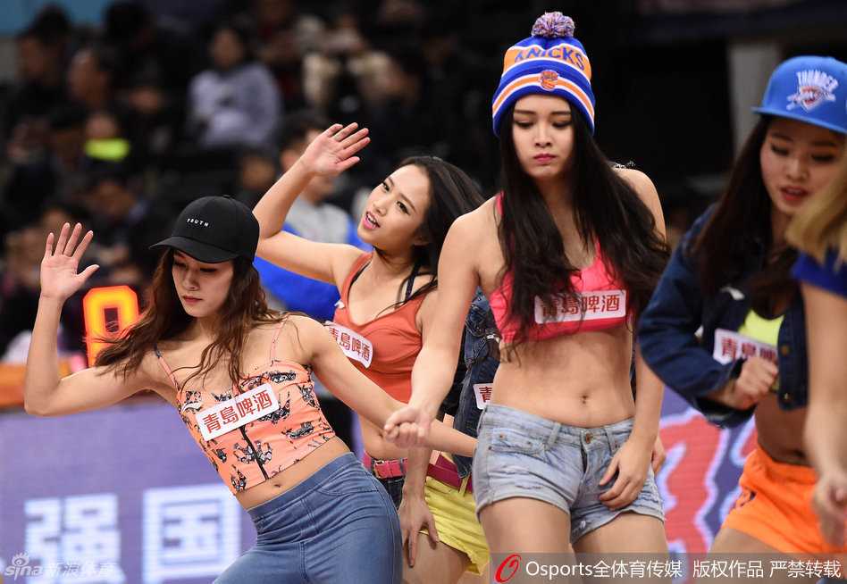 飘逸长发在动感转身中划出优美弧线，女孩挥舞手臂的动作充满张力，S级身材在紧身衣的包裹下展露无遗，活脱脱一个赛场小精灵