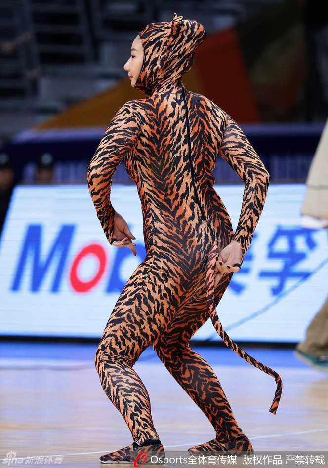 啦啦队员在比赛暂停间隙进行暖场表演，动作整齐划一，充满力量感，背景是巨大的CBA联赛标志和热情的观众。