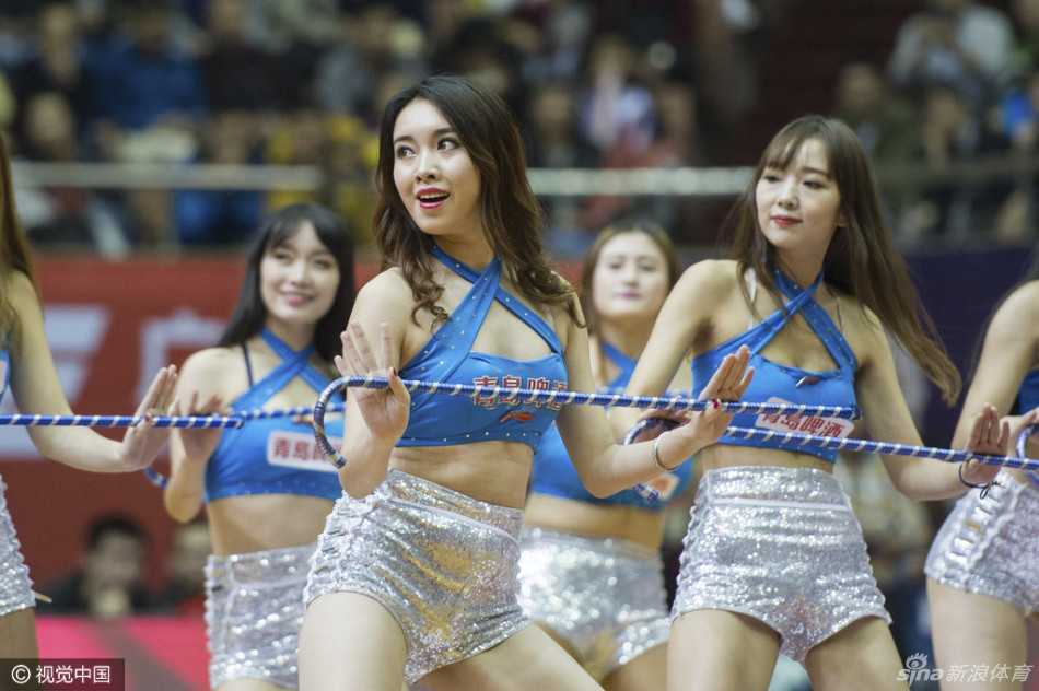 CBA赛场上的精灵:篮球宝贝演绎力与美之歌 啦啦宝贝身姿轻盈跃起,动感舞步点燃赛场激情