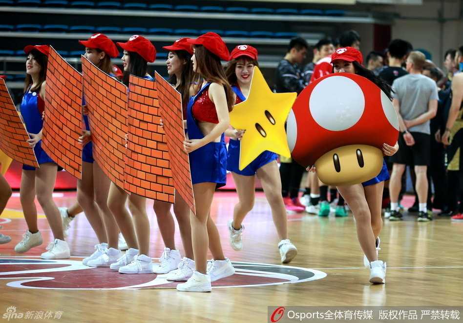 CBA赛场上的精灵:篮球宝贝演绎力与美之歌 红唇宝贝笑容灿烂,红色装扮在动感热舞中格外抢眼