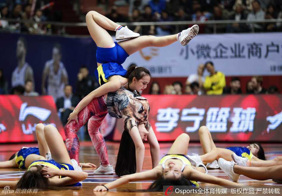 CBA赛场上的精灵:篮球宝贝演绎力与美之歌 蘑菇小组集体舞展示,动作整齐画风充满活力