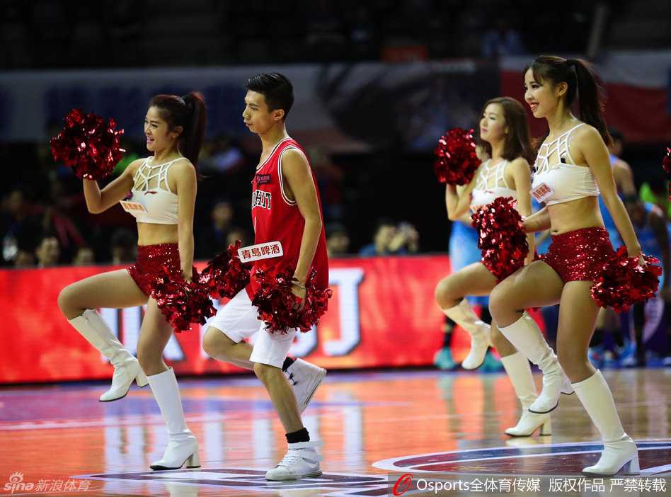 CBA赛场上的美丽风景线 篮球宝贝热舞瞬间点燃冬日激情 篮球宝贝们身着红白相间运动装,在场地中央排开阵型,动作整齐划一,展现出青春洋溢的团队风采。