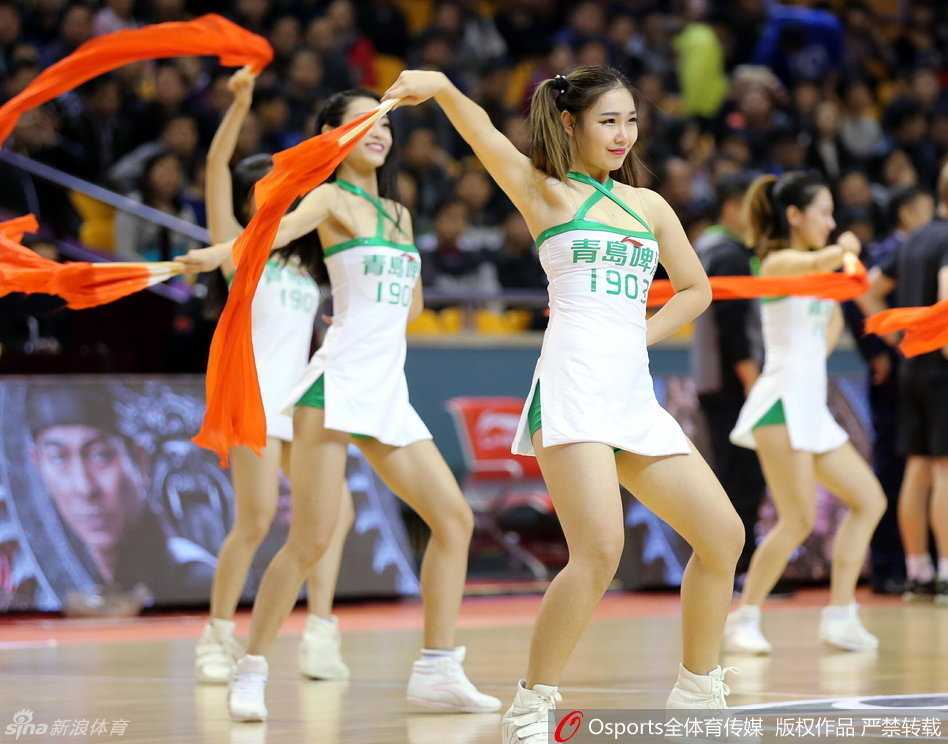 CBA赛场上的美丽风景线 篮球宝贝热舞瞬间点燃冬日激情 赛场边的篮球宝贝跪地热舞,动作妩媚动人,眼神充满感染力,与身后专注比赛的球员形成动静皆宜的画面。