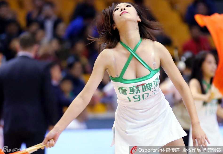 CBA赛场上的美丽风景线 篮球宝贝热舞瞬间点燃冬日激情 篮球宝贝手拿银色花球,随着音乐节奏奋力跃起,马尾辫与流苏在空中划出优美弧线,充满动感与活力。