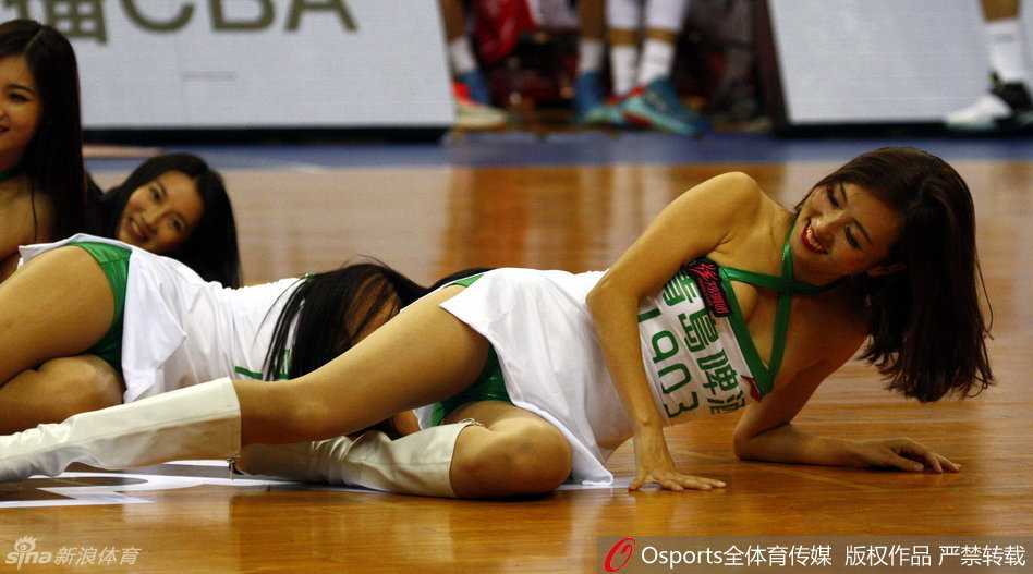 北控宝贝在暂停期间登场表演，她们身穿纯白色短裙，在激烈的比赛间隙带来一丝清新，整齐的队列和甜美的笑容展现出青春无敌的可爱气息。