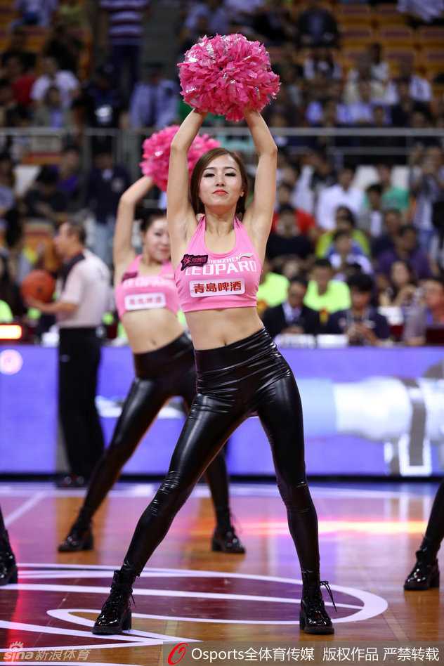 CBA赛场上的靓丽风景线:篮球宝贝性感热舞点燃全场热情 热舞正酣,宝贝们露出灿烂的微笑,性感的皮裤和整齐的舞姿相得益彰,她们正在用热情为CBA赛场添彩。