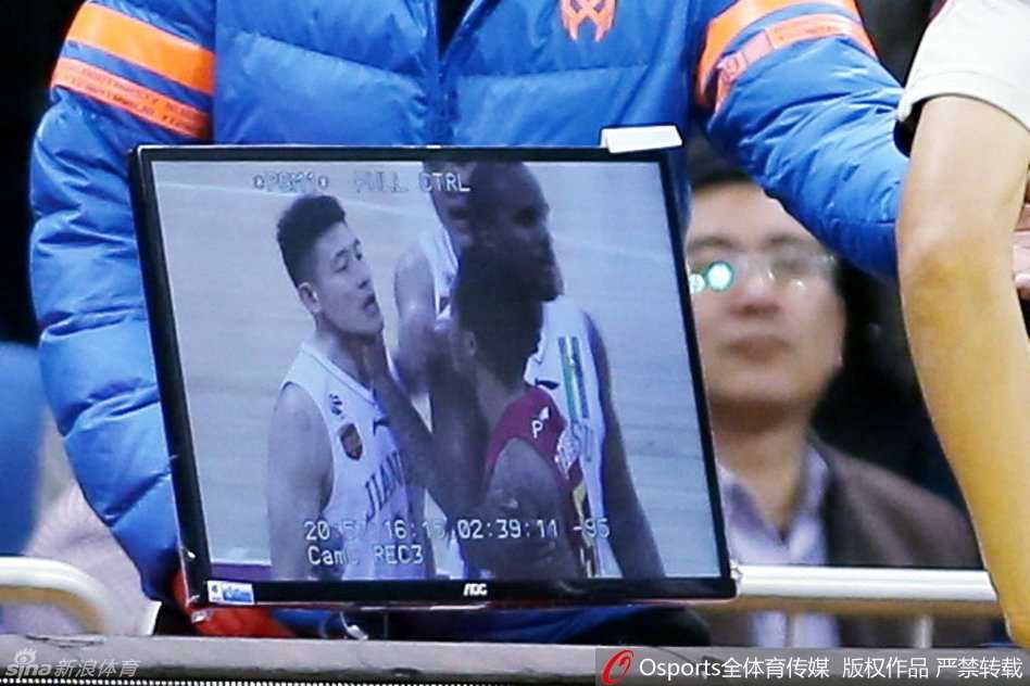 吉林队主帅邓华德一个箭步冲入场地,双手紧紧抱住情绪近乎失控的布朗,用力将其与对方球员隔离开来,他的及时介入避免了冲突的进一步升级。