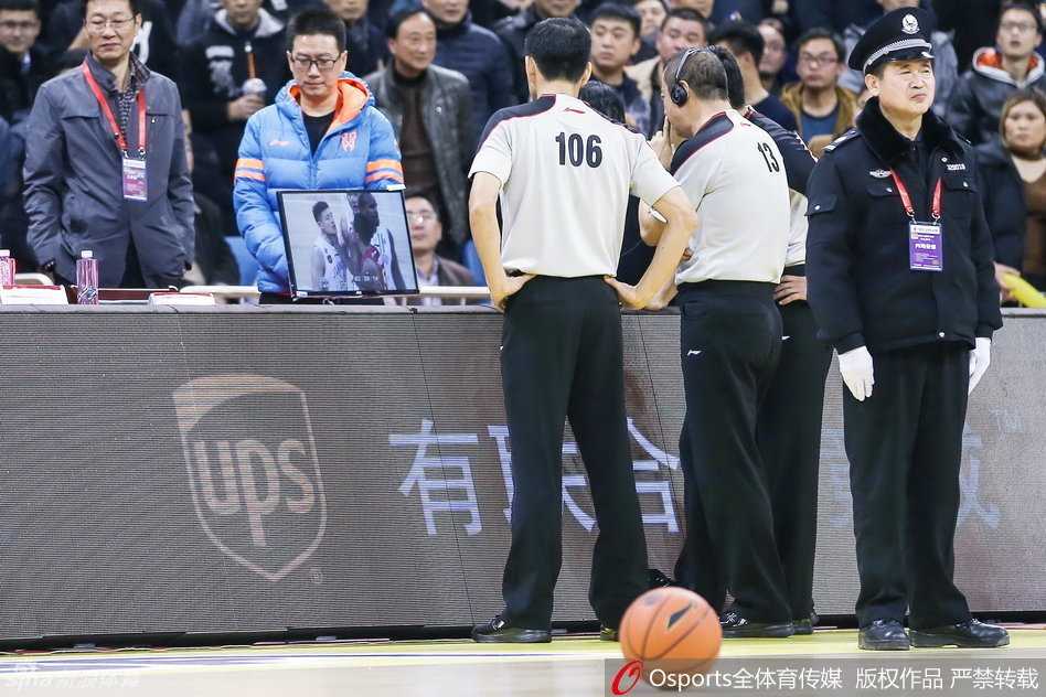 在全场观众的注视下,当值主裁右手握拳高举,果断做出夺权犯规的手势,指向吉林队替补席,宣告布朗被直接驱逐出场,为此次冲突画上句号。