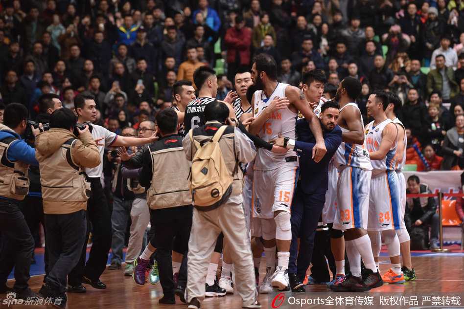 辽宁队球员面露焦急，紧紧抱住队友李晓旭奋力将其劝离冲突中心