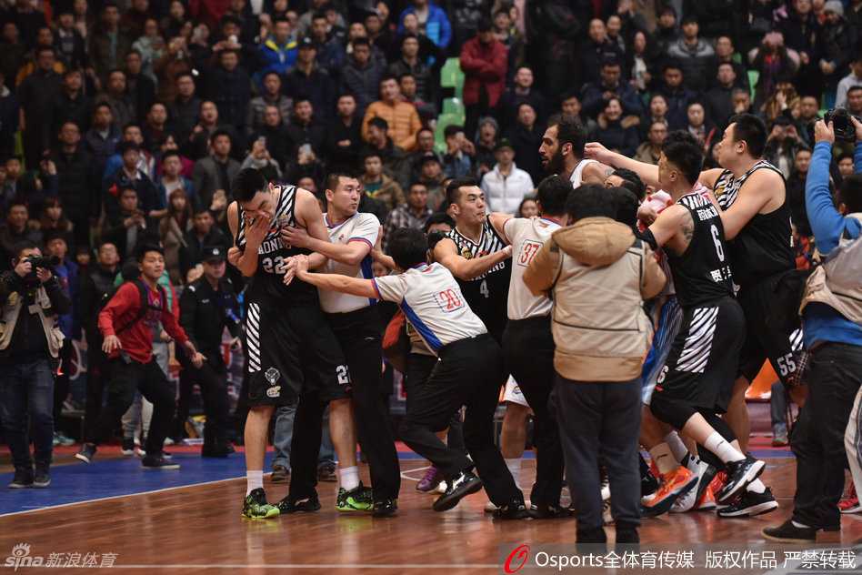 四川队球员从身后紧紧环抱哈达迪，竭力将其拖离争执区域平息事态