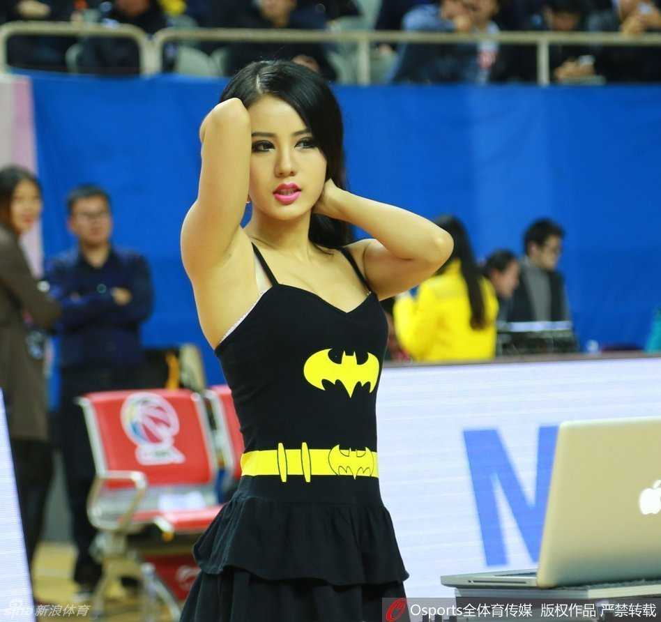 随着动感的节拍，美女DJ高举手臂激情互动，她身后的大屏幕上闪烁着炫目的光影，整个体育馆仿佛化身成了一个巨大的夜店。