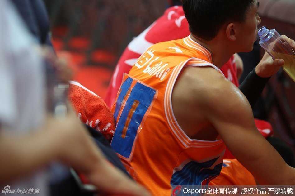 CBA趣闻夜上海临时球衣背后的连胜密码 刘晓宇身穿用胶带临时改制的10号球衣登场,背后的名字和号码在灯光下反射出独特的光芒,他本人也忍俊不禁。