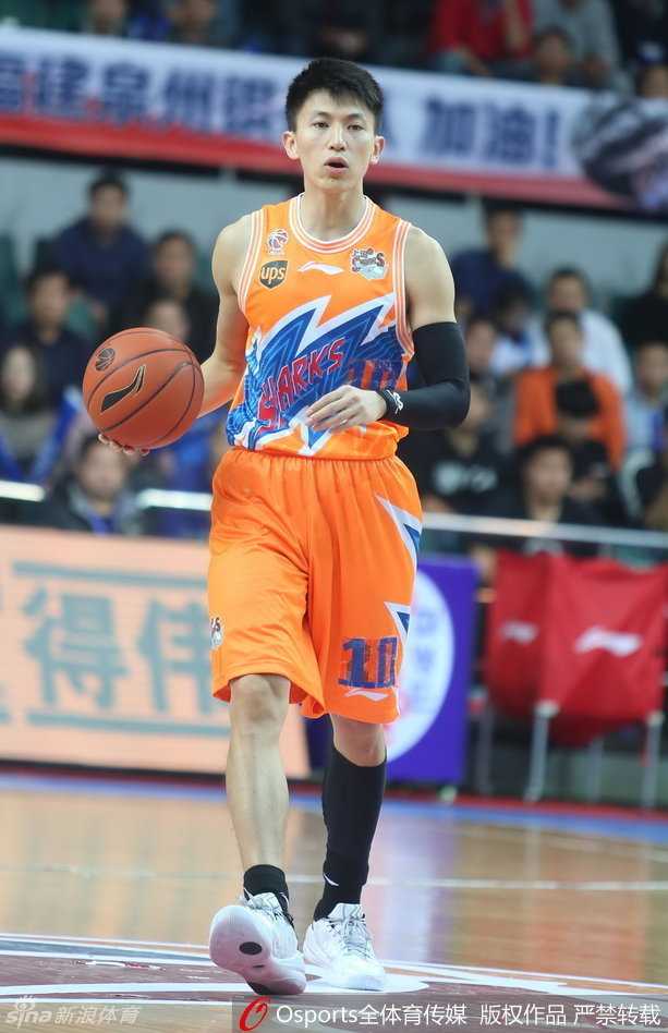 CBA趣闻夜上海临时球衣背后的连胜密码 曾文鼎弯下重心,张开双臂死死顶住试图背身单打的希克森,两人肌肉碰撞,充满了硬汉对决的火药味。