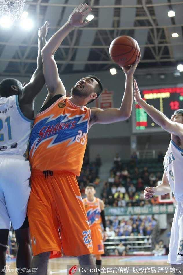 CBA趣闻夜上海临时球衣背后的连胜密码 弗雷戴特面对赵泰隆的贴身紧逼,依然冷静地护住球,眼神搜寻着队友的跑位,准备送出致命的传球。