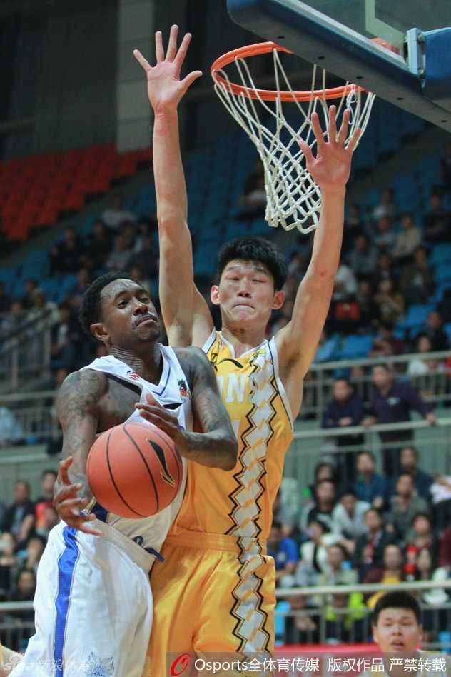 CBA铁血战场:封盖与绝杀交织的攻防大戏 广东队后卫陈江华以风驰电掣的速度突破吉林队外援托马斯的贴身防守,在身体对抗中巧妙挑篮,尽显灵动本色。