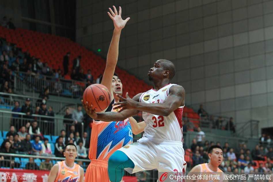 CBA铁血战场:封盖与绝杀交织的攻防大戏 江苏队灵魂易立展现排骨飞人本色,从身后长途奔袭,以一记精准的追身钉板大帽,粉碎了对手的快攻美梦。