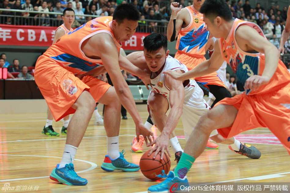 CBA铁血战场:封盖与绝杀交织的攻防大戏 张永鹏犹如神兵天降,在空中完全舒展身体,用一记惊天动地的钉板大帽,将沃伦的上篮企图狠狠地扇飞出场外。