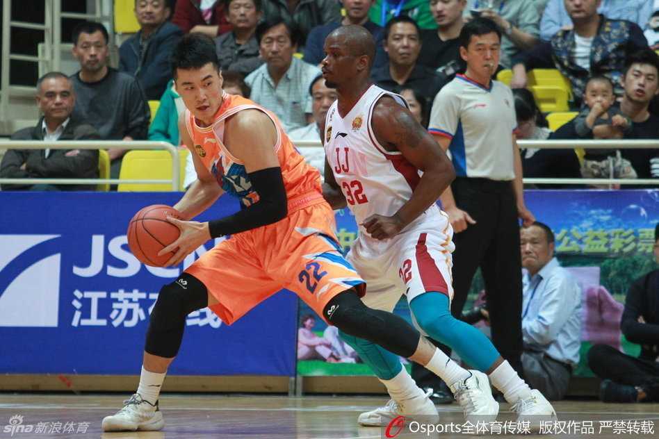 CBA铁血战场:封盖与绝杀交织的攻防大戏 江苏队外援萨缪尔斯在篮下高高跃起,用一双巨掌死死罩住广东队突破手的上篮空间,完成了一记极具统治力的正面封盖。