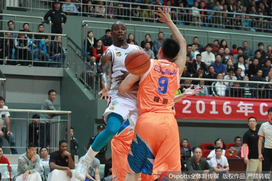 CBA铁血战场:封盖与绝杀交织的攻防大戏 浙江队悍将鞠鹏在禁区边缘张开双臂,犹如一座铁塔般死死贴防重庆队的小外援沃伦,眼神中充满了坚毅与不屈。