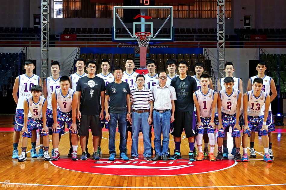 CUBA新赛季巅峰启幕,广工飞天暴扣震撼羊城 面对双人包夹,罗杰强行突破上篮,在空中与防守人发生身体接触后依然稳稳将球放入篮筐