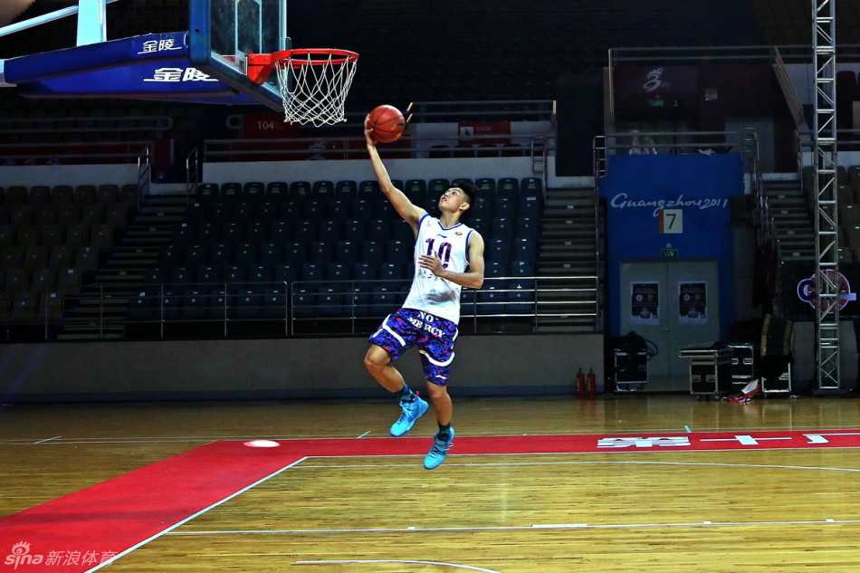 CUBA新赛季巅峰启幕,广工飞天暴扣震撼羊城 汕头大学队员们围成一圈,在场上进行赛前合影,他们手臂搭着手臂,眼神坚毅,齐声呐喊为自己加油打气