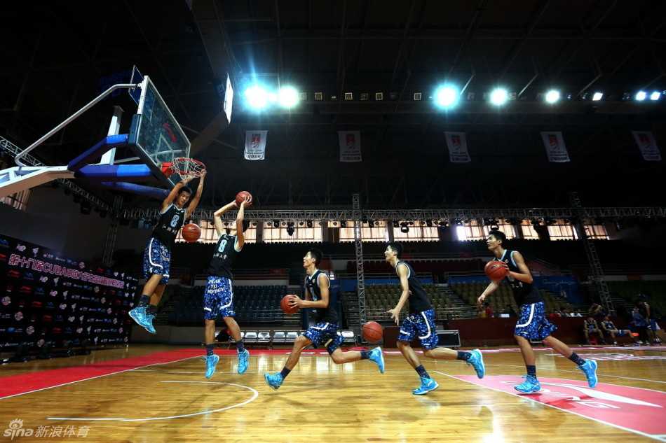 CUBA新赛季巅峰启幕,广工飞天暴扣震撼羊城 汕头大学球员反击中试图飞身暴扣,但遭遇广工中锋强硬封阻,只能在空中换手上篮,展现出极佳的调整能力