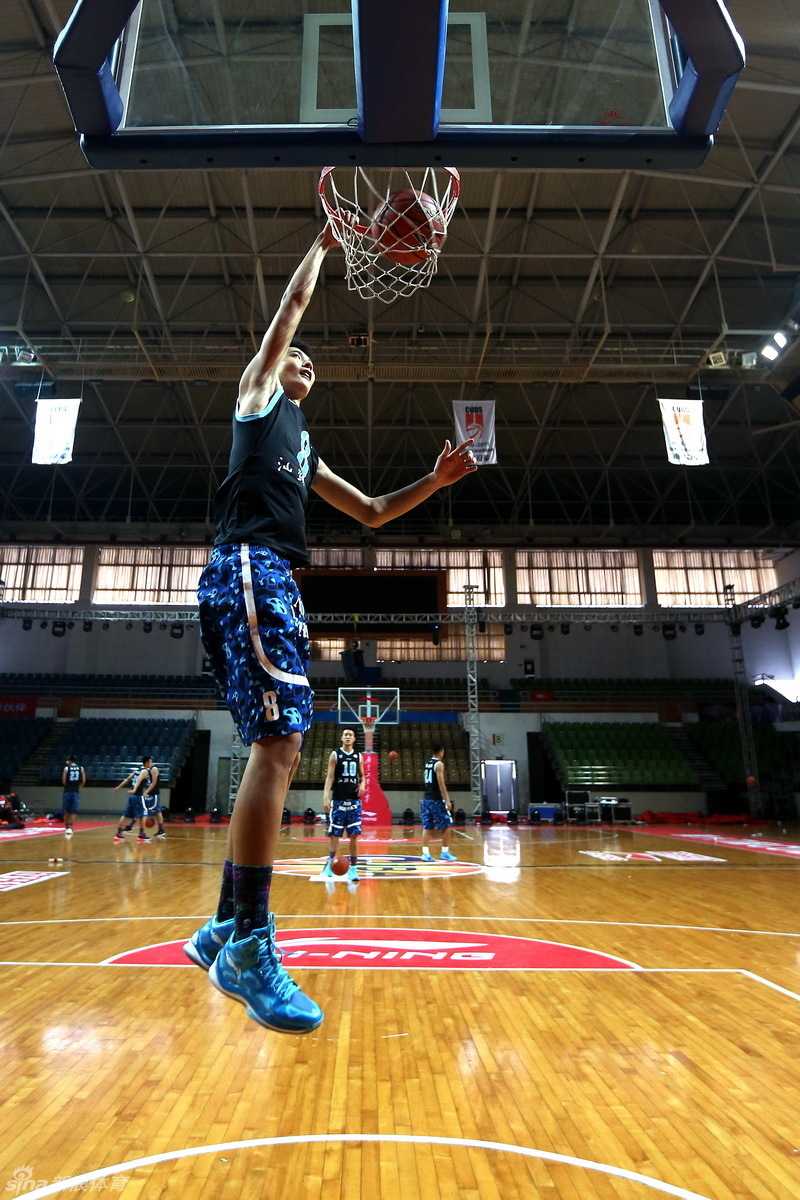 CUBA新赛季巅峰启幕,广工飞天暴扣震撼羊城 比赛结束后,广东工业大学全队集结在场地中央进行大合影,每个人脸上都洋溢着胜利的喜悦