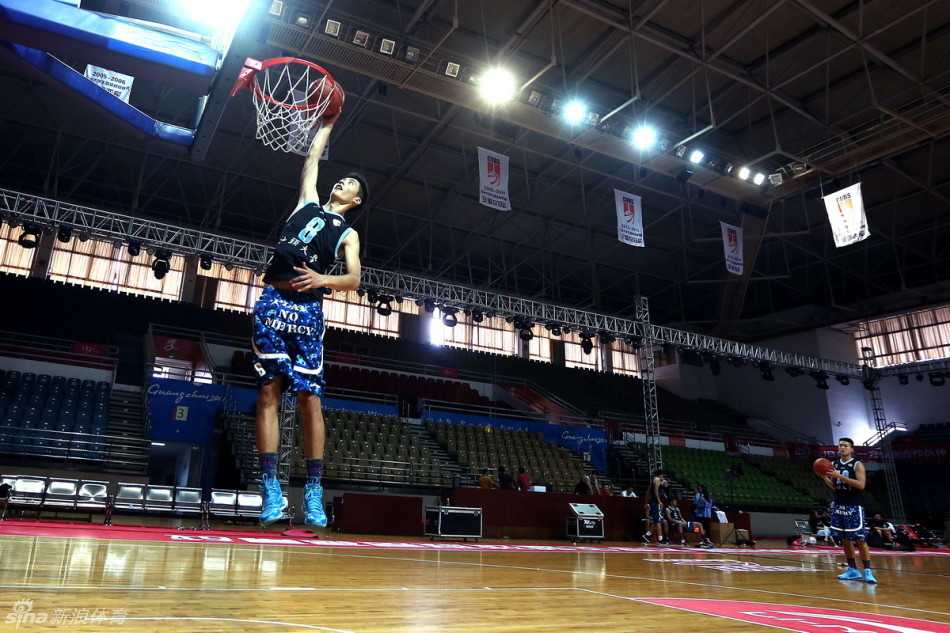 CUBA新赛季巅峰启幕,广工飞天暴扣震撼羊城 汕头大学男篮赛后合影,队员们虽然输掉了比赛,但依然抬头挺胸,用合影记录下他们新赛季首次征战的珍贵瞬间