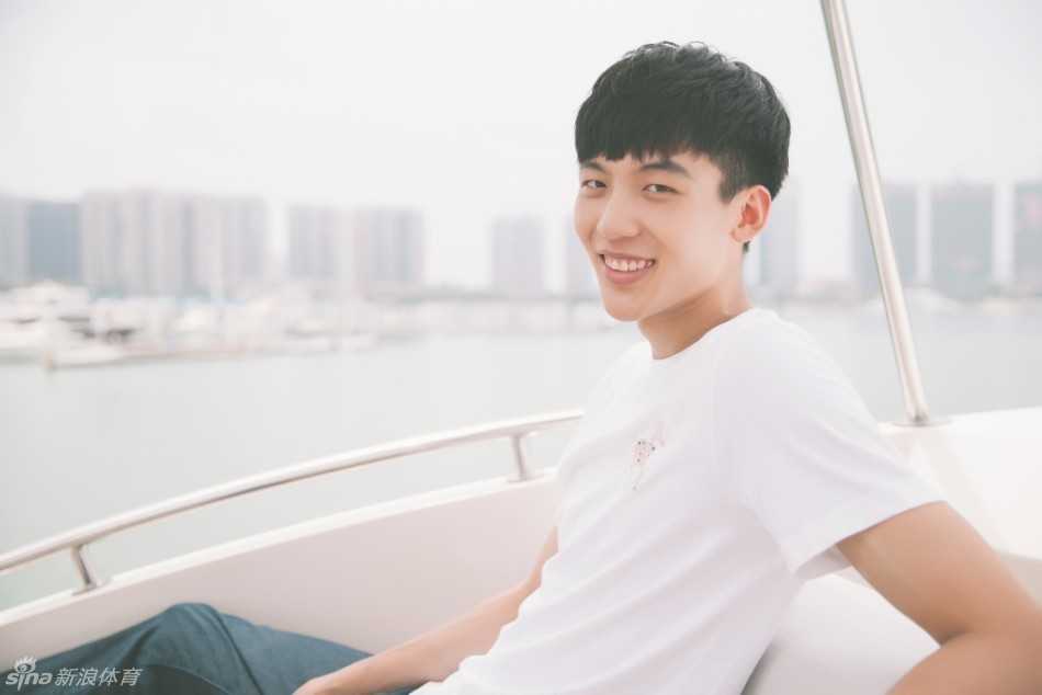 太原理工大学的冯瀚圃手握篮球，眼神清澈而坚定，清秀的面庞与球衣上的汗水交织，诠释着偶像球员的独特魅力