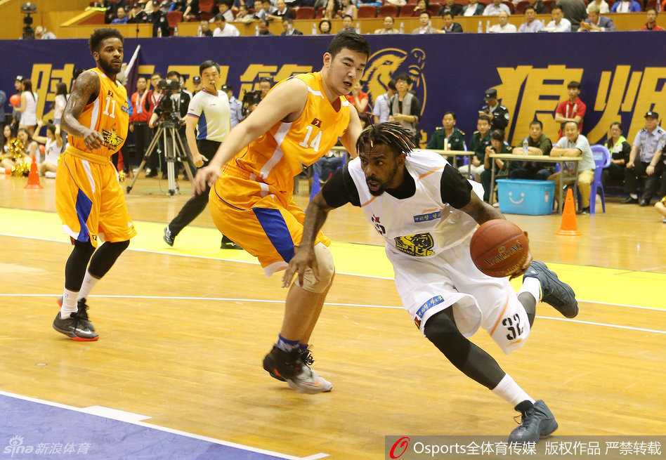 NBL联赛揭幕战狂飙:外援对决引爆蓉城,热情观众共筑篮球盛宴 热情的观众组成色彩斑斓的助威方阵,欢呼声与挥舞的手臂汇成震撼人心的力量海洋