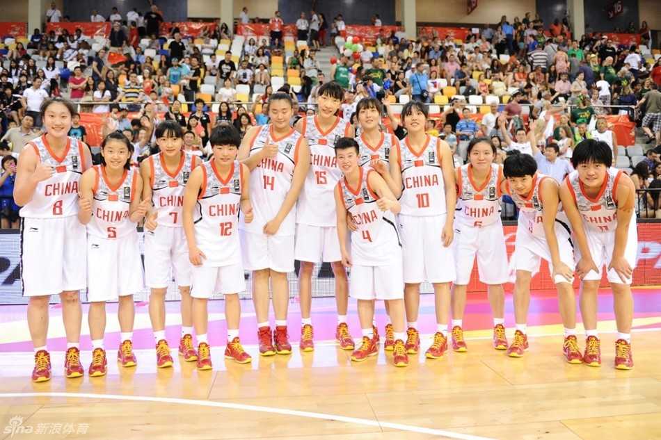 U17女篮世青赛中国小花绽放赛场不畏强手拼得第四名 中国U17女篮的小将们眼神坚毅,在西班牙的赛场上整齐列队,她们胸前的五星红旗格外醒目,一张张稚嫩的脸庞上写满了为国征战的荣耀与期待。