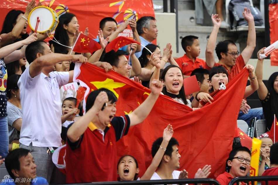 U17女篮世青赛中国小花绽放赛场不畏强手拼得第四名 在西班牙的赛场边,热情的华人球迷挥舞着五星红旗,他们脸上画着油彩,高声呐喊为中国队助威。他们的热情成为了场上姑娘们最坚实的后盾。